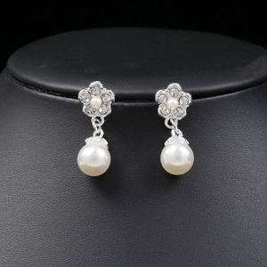 Parure de bijoux de mariée classique : collier, boucles d'oreilles et bracelet en perles – Ensemble trois pièces - Product Image 2