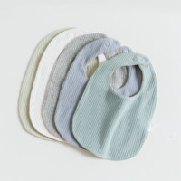Bavoirs pour bébé Serviette de salive pour nouveau-né Tabliers d'alimentation de dessin animé Bavoirs pour bébé avec bouton Réglable Différents styles de bavoirs