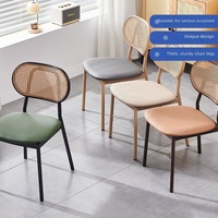 Chaise de salle à manger de style nordique moderne du milieu du siècle, Wabi-sabi, avec dossier en rotin et revêtement en cuir, pour la salle à manger et le salon