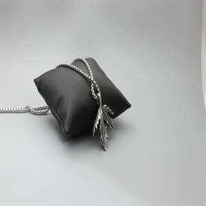 Collier pendentif feuille Yunnique en acier inoxydable argenté et noir, bijou unisexe, cadeau, forme végétale rétro, tendance et à la mode - Product Image 3