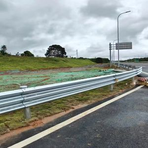 Barrière antichoc en métal pulvérisé en plastique galvanisé Sécurité routière Anti-corrosion Rail de protection de poutre en W <span class=keywords><strong>Barricades</strong></span> Garde-corps d'autoroute - Product Image 2
