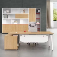Bureau de direction en forme de L avec plateau en chêne clair, pieds en métal blanc en forme de A, avec hub d'alimentation, bureau moderne