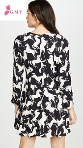 GIMILY OEM mujeres primavera Casual caballo patrón negro crepé escote redondo Flare Hem manga larga Mini vestido - Product Image 3