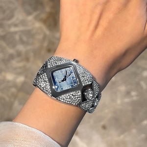 Goldie Montre rétro à quartz pour femme Bracelet léger de luxe en diamant avec bracelet en acier inoxydable Boîtier en alliage Cadran en verre Fenêtre - Product Image 2
