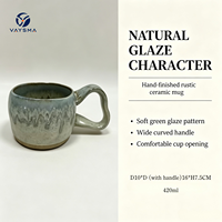 Tasse à thé/café/espresso en céramique artisanale moderne, forme irrégulière, glaçure verte réactive, motif floral