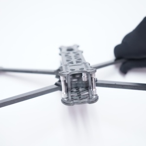 Drone FPV en fibre de carbone monté sur rack - Product Image 4