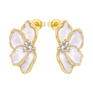 Estos nuevos aretes de pétalos de latón blanco son elegantes y son un regalo perfecto para la familia o para tu novia. - Product Image 2