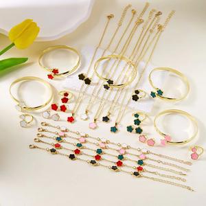 Ensemble de bijoux fantaisie 5 pièces pour femme, motif trèfle à cinq feuilles porte-bonheur, comprenant collier, <span class=keywords><strong>bracelet</strong></span>, jonc, boucles <span class=keywords><strong>d</strong></span>'oreilles clous et bague, en laiton avec finition goutte <span class=keywords><strong>d</strong></span>'huile - Product Image 3
