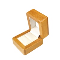 Boîte à bijoux en bois haute brillance avec doublure en PU, logo personnalisé, couvercle à charnière pour le rangement des bagues de fiançailles et de mariage, et emballage cadeau pour demande en mariage