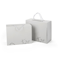 Boîte cadeau magnétique personnalisable en papier kraft blanc avec fermeture à rabat, poignée en corde, gaufrage, doublure en éponge, logo personnalisé pour la vente au détail
