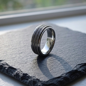 Anello Unisex in Acciaio Inossidabile 316L alla Moda, Forma Geometrica Tradizionale a Tre File, Finitura Sabbiata Opaca con Scanalature Lucidate - Product Image 4