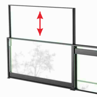 Bar en plein air sur le côté de la rue avec balustrade en verre coupe-vent