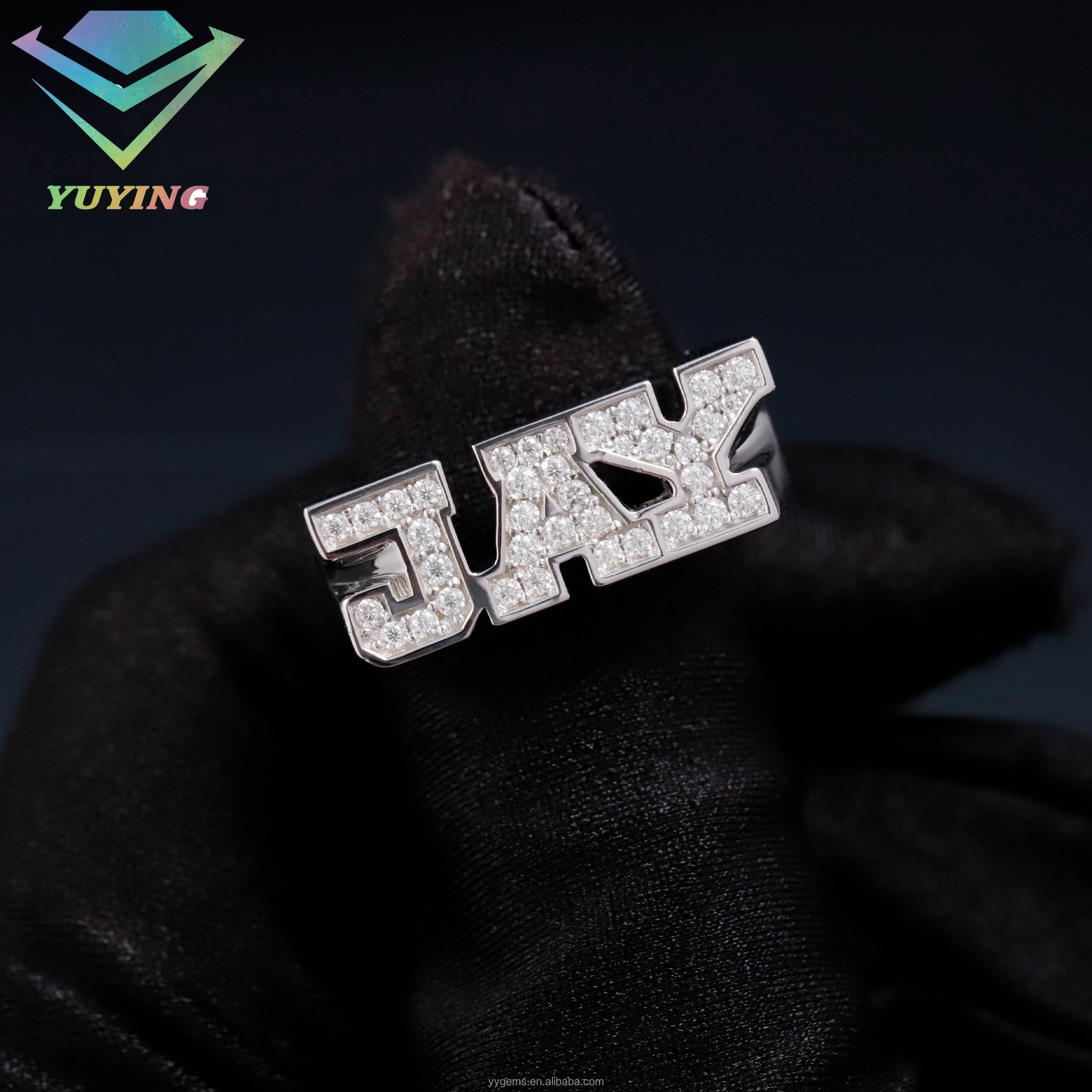 แหวนตัวอักษรสีขาว