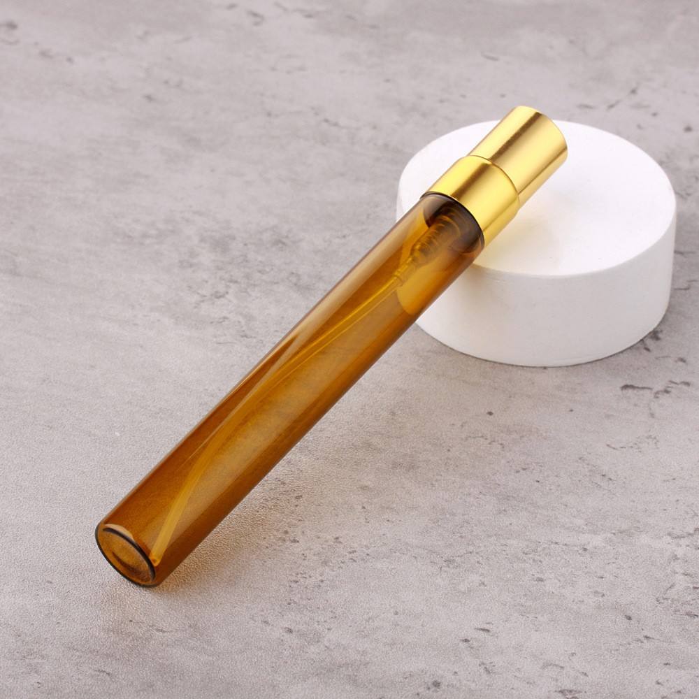 ขวดสีเหลืองอำพันพร้อมเครื่องพ่นสีทอง