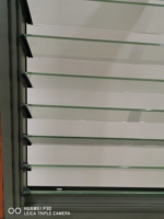 Fenêtres en aluminium et verre à persiennes, fabrication de fenêtres à persiennes, système de cadre de persiennes, fenêtres en verre répondant à différents besoins