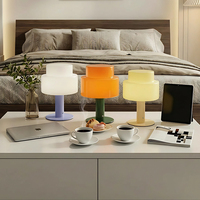 Lampe de bureau LED moderne au design artistique, lampe de chevet LED colorée, lampes de table en verre pour hôtel