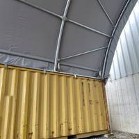 Abri conteneur à treillis simple 20x40 pieds pour le stockage d'équipements avec portes à roulettes et portes de grange