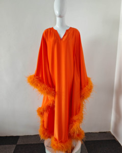 A10843 Abito da <span class=keywords><strong>Donna</strong></span> Tinta Unita Arancione con Scollo a V, <span class=keywords><strong>Vestito</strong></span> Comodo e Ampio con Finiture in Piume, <span class=keywords><strong>Elegante</strong></span> Abbigliamento da Sera - Product Image 2