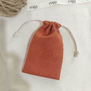 Bolsa de Terciopelo Negra Personalizada para Joyería y Gafas, con Característica Reciclable y Logotipo Incluido - Product Image 2