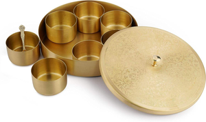 Boîte à épices ronde en laiton sur mesure, dorée avec couvercle en relief - Contenants à épices au design magnifique - Product Image 2