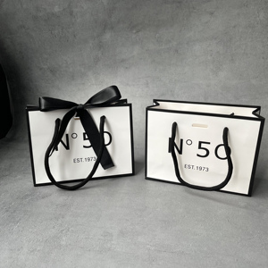 Sac shopping en papier blanc de luxe, impression personnalisée avec bordure noire, poignée en corde et ruban satiné, sac cadeau en papier pour cosmétiques - Product Image 5