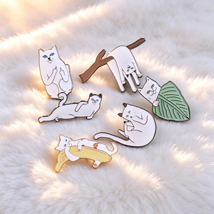 Broche Metálico Personalizado para el Festival de Navidad, Estilo Popular, Superficie Pulida Exquisita con Patrón Serigrafiado - Product Image 1
