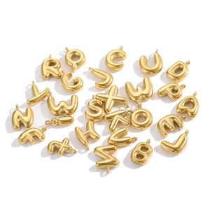 Amuleto de Letra Abombada con Efecto Burbuja |   Colgante de Letra Inicial Grueso de Acero Inoxidable con Baño de Oro PVD de 18K al por Mayor |   Resistente al agua y sin deslustre - Product Image 4