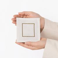 Sous-verre en coton blanc cassé avec bordure brodée dorée, tapis à double couche pour boissons, idéal pour hôtels, restaurants, cafés, taille personnalisable