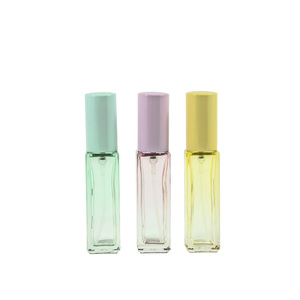 Botella de <span class=keywords><strong>perfume</strong></span> de vidrio de viaje cuadrada colorida de 8ml con pulverizador de bomba de niebla fina de <span class=keywords><strong>metal</strong></span> con tornillo - Product Image 3