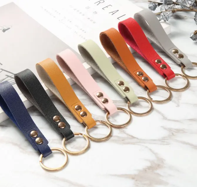 Porte-clés en cuir PU coloré, porte-clé personnalisé de luxe, lanière en métal, promotion, vente en gros, 50 pièces