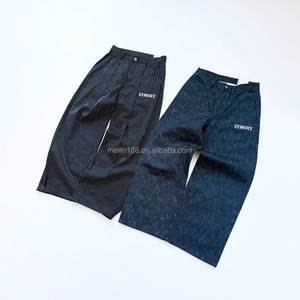 Fabricant de pantalons en jean sur mesure en gros – Jeans tendance légers et confortables, plissés, à rayures fines, en denim brut - Product Image 1