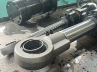 Vérin hydraulique à double effet pousser/tirer pour portes lourdes, course personnalisable 700/600 mm avec groupe hydraulique compact