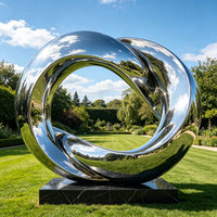 Sculpture abstraite en métal patiné bronze, art moderne d'anneaux entrelacés, grande statue de jardin extérieure