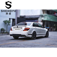Accessoires automobiles pour Mercedes-Benz W204 : Kit carrosserie C63 AMG incluant pare-chocs, calandre, jupes latérales, capot, feux automobiles et sorties d'échappement
