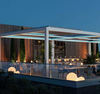 Pergola en aluminium à toit à lamelles imperméable pour jardin, motorisée, résistante au vent, avec drainage intégré