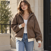 Blouson bomber à capuche pour femme avec imprimé rayé, broderie, appliqué, patchwork, surpiqûres, fermeture éclair intégrale, poignets et ourlet côtelés, poches plaquées