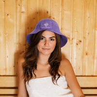 Chapeau de sauna en feutre de laine violet, doux et épais, à large bord, avec boucle de suspension et patch frontal en feutre brodé du logo personnalisé