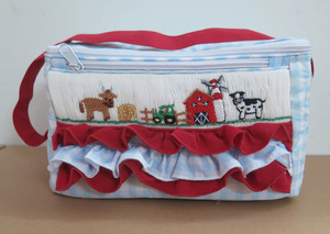 Ensemble haut en gingham bleu clair brodé à la main avec motif animaux de la ferme et pantalon rouge pour fillettes, collection boutique pour enfants - Product Image 4