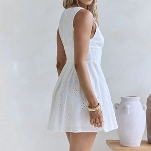 Robe mini plissée à col en V profond, blanche, de haute qualité, avec broderie personnalisée en coton. - Product Image 3