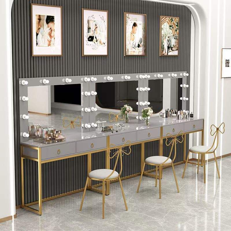 สีเทาเข้ม