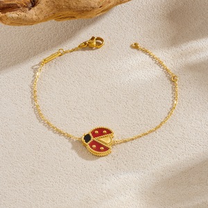 Joli ensemble de bijoux en acier inoxydable plaqué or avec pendentif, collier, bracelet et boucles d'oreilles en émail, motif coccinelle de dessin animé - Product Image 6