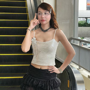 เสื้อกล้ามถักนิตติ้งน่ารัก ระบายอากาศได้ดี ประดับเลื่อมหวานๆ สำหรับผู้หญิง ชายเสื้อทรงเวฟแบบไม่สมมาตร พร้อมพู่ห้อยดอกไม้แบบถอดได้ เหมาะสำหรับงานปาร์ตี้ - Product Image 4