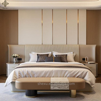 Ensemble de meubles de chambre à coucher de luxe, collection sur mesure de designer, comprenant un lit grand format de style moyen-oriental en or