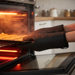 Gants de four longs en silicone résistants à la chaleur, à rayures ondulées, noirs, pour une utilisation en cuisine - Product Image 1