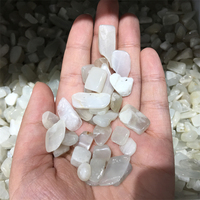 En gros Offre Spéciale Guérison Blanc Lune Pierre Gravier De Cristal De Quartz Pour La Décoration