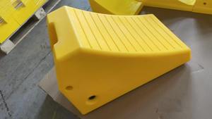 Cale de roue en caoutchouc jaune de 400 kg pour la sécurité routière - Product Image 2