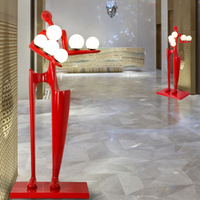 Lampadaire Sculpture de Serveur de Bienvenue, Lampe Statuette Post-moderne, Ornements Mannequin, Art Muséal, Lampe de Sol Rouge