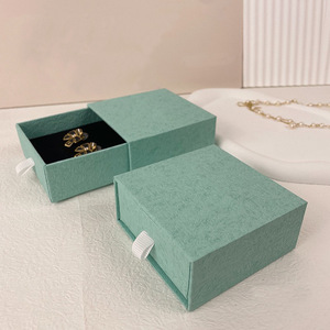 Boîte à bijoux de luxe avec fermeture magnétique, emballage papier personnalisé avec logo et tringle de suspension - Product Image 5