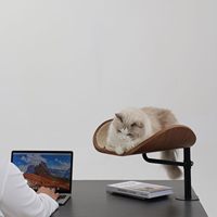 Hamac de bureau pour chat Work Buddy Home Office avec un espace confortable pour les animaux de compagnie pour des moments de convivialité tout en permettant à votre chat de se reposer