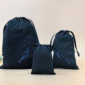 Sacs cadeaux en coton recyclable à cordon de serrage, imprimés en noir avec logo personnalisé, pour bijoux et montres - Product Image 1